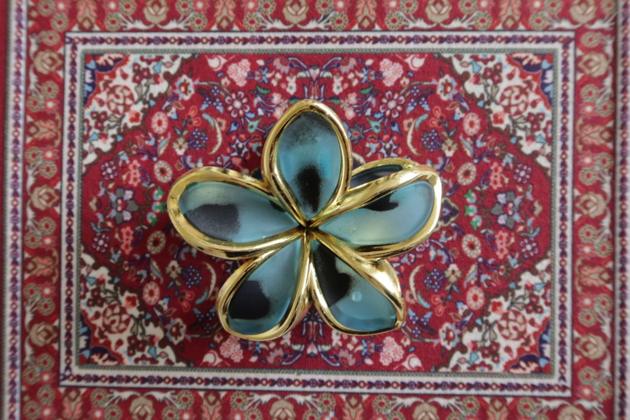 Pince à fleur léopard bleu